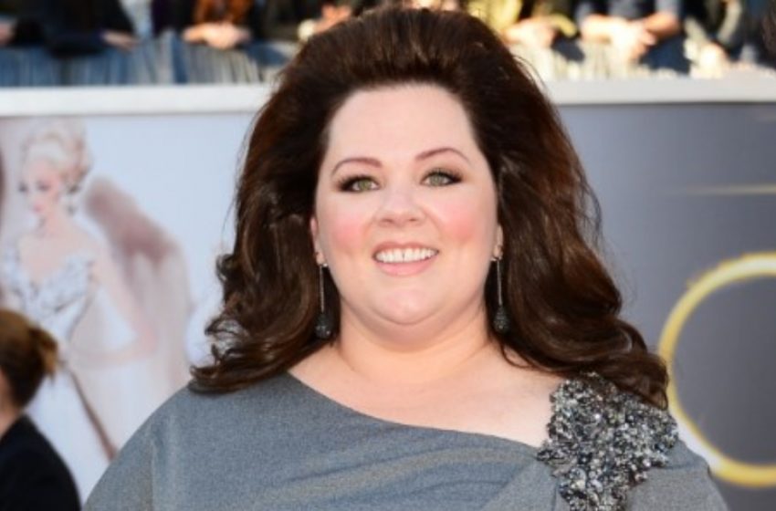  Melissa McCarthy, 54, Stuns Fans with Her Incredible Transformation in a Pink Pantsuit!