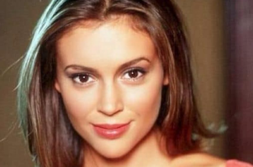  Alyssa Milano, 52, Shared a Makeup-Free, Filter-Free Photo: “Age Takes Its Toll!”