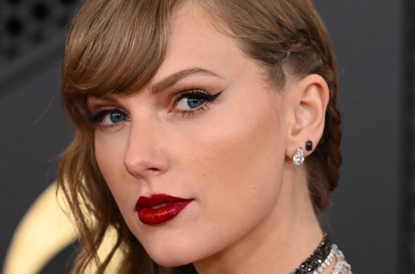  Taylor Swift Sparks Pregnancy Rumors At Chiefs-Texans Playoff Game : Check Her Look!