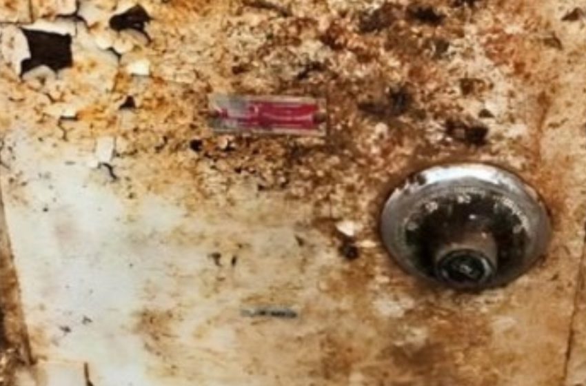  Couple Finds Old Safe in Their House, Calls Police Immediately After Seeing What’s Inside!