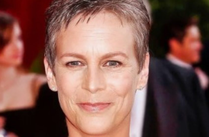  Jamie Lee Curtis Stuns in Feathery Black Dress, Fans Compare Her to a Raven!