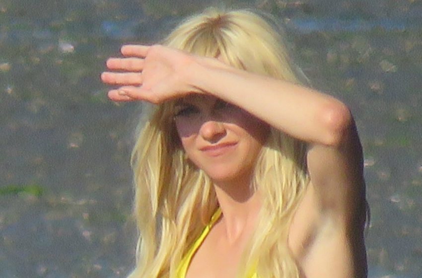  “She’s 49 And Still Stealing The Spotlight On The Beach”: Can You Guess This Former Queen Of Comedy?