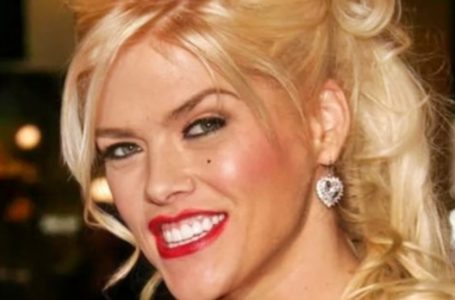 “She’s Her Mom’s Twin!”: Anna Nicole Smith’s Daughter, 18, Stuns in Iconic Lookalike Dress!
