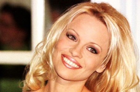 “From Bombshell To Barefaced”: Pamela Anderson’s New Look Sparks Fierce Debate – Looks Like an Aged Lady!