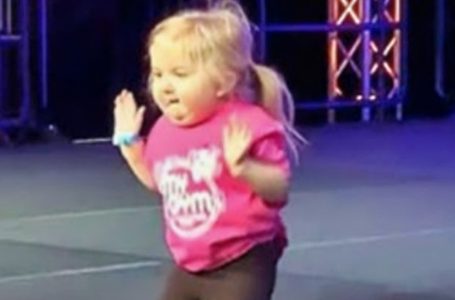 Little Girl Springs Onstage and Instantly Steals the Show, Bringing Smiles to Everyone’s Faces!