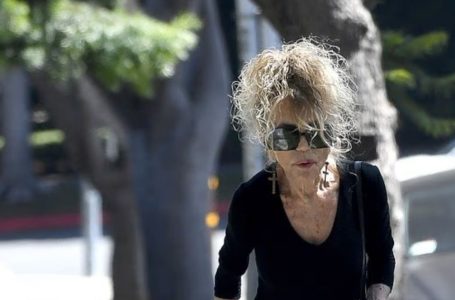 Hollywood Legend Unrecognizable in Rare Paparazzi Photos!: Can You Guess Who She Is?