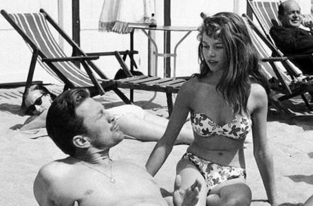 Rare Beach Photo of Two Hollywood Legends!: Can You Guess Who They Are?