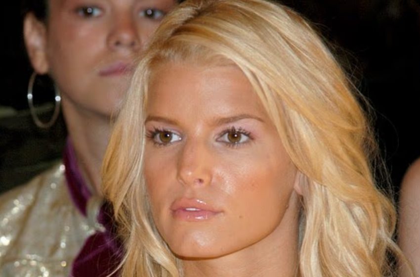  Jessica Simpson Stuns at VMAs: Fans Say She’s “Unrecognizable” After Dramatic Makeover!