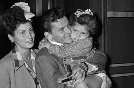 Legendary Singer with His First Wife and Daughter in 1943!: Who Are They?