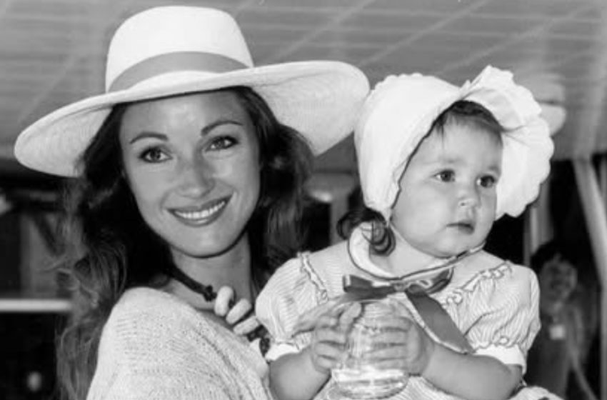  Spotted at Heathrow: The Timeless Actress Turns Heads With Effortless Style!
